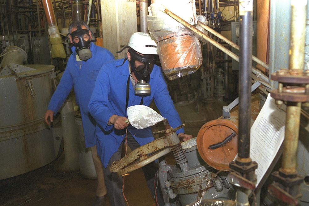עובדי טבע ממשיכים בהפעלת קו הייצור תחת אזעקות במלחמת המפרץ &#8211; 1991 (צילום: צביקה ישראלי / לע״מ).