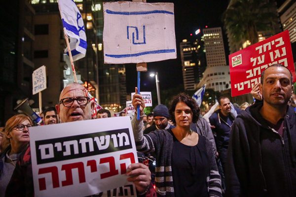 הפגנה נגד השחיתות בתל-אביב (צילום: מרים אלסטר / פלאש 90).