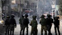 פלסטינים מתעמתים עם כוחות צה"ל במחסום קלנדיה ביום שישי 15 בדצמבר (צילום: פלאש 90)