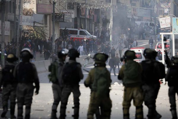 פלסטינים מתעמתים עם כוחות צה"ל במחסום קלנדיה ביום שישי 15 בדצמבר (צילום: פלאש 90)