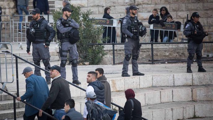 פלסטינים מתעמתים עם כוחות מג&quot;ב בשער שכם בעיר העתיקה בירושלים ביום שישי 15 בדצמבר 2017 (צילום: יונתן זינדל/ פלאש 90)