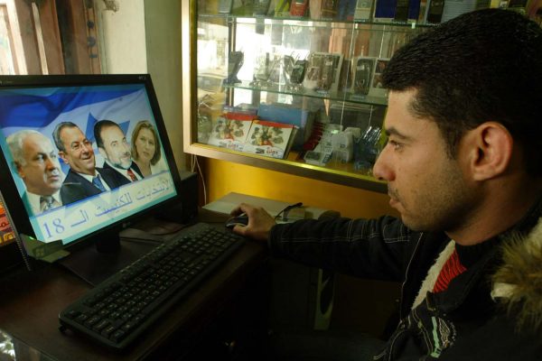 פלסטיני בעזה גולש באינטרנט. ארכיון (צילום: עאבד ראחים כתיב/ פלאש 90)