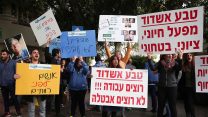 הפגנת עובדי טבע מול ביתה של גליה מאור, דירקטורית בחברה, 20.12.17 (צילום: מרים אלטשר/ פלאש 90)