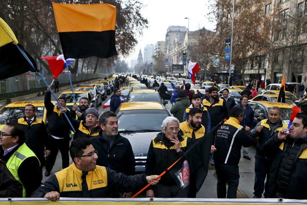 מחאת נהגי מוניות בצ׳ילה בעקבות כניסת אובר לסנטיאגו (צילום ארכיון: AP Photo/Esteban Felix).
