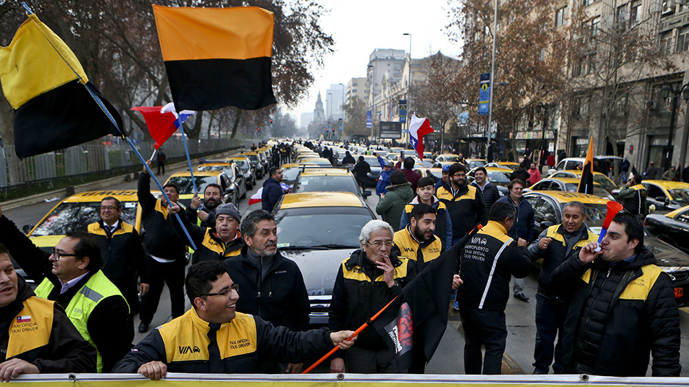 מחאת נהגי מוניות בצ׳ילה בעקבות כניסת אובר לסנטיאגו (צילום ארכיון: AP Photo/Esteban Felix).