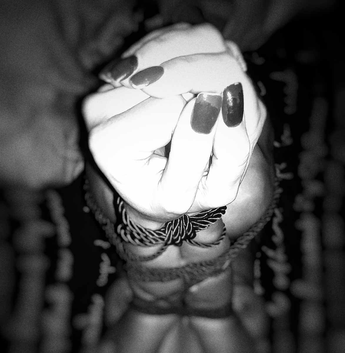 ידיים כפותות בסשן BDSMי מצולם (צילום: ערן גילווארג)