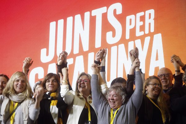 אנשי מפלגת ׳יחד בשביל קטלוניה׳ בחגיגות ניצחון בעקבות זכייתם בבחירות (צילום: AP Photo/Santi Palacios).