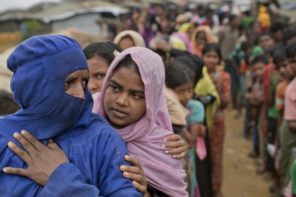 רוהינגיה שעברו את הגבול ממיאנמר לבנגלדש בכניסה למחנה הפליטים. 15 בנובמבר 2017 (צילום: AP Photo/A.M. Ahad)