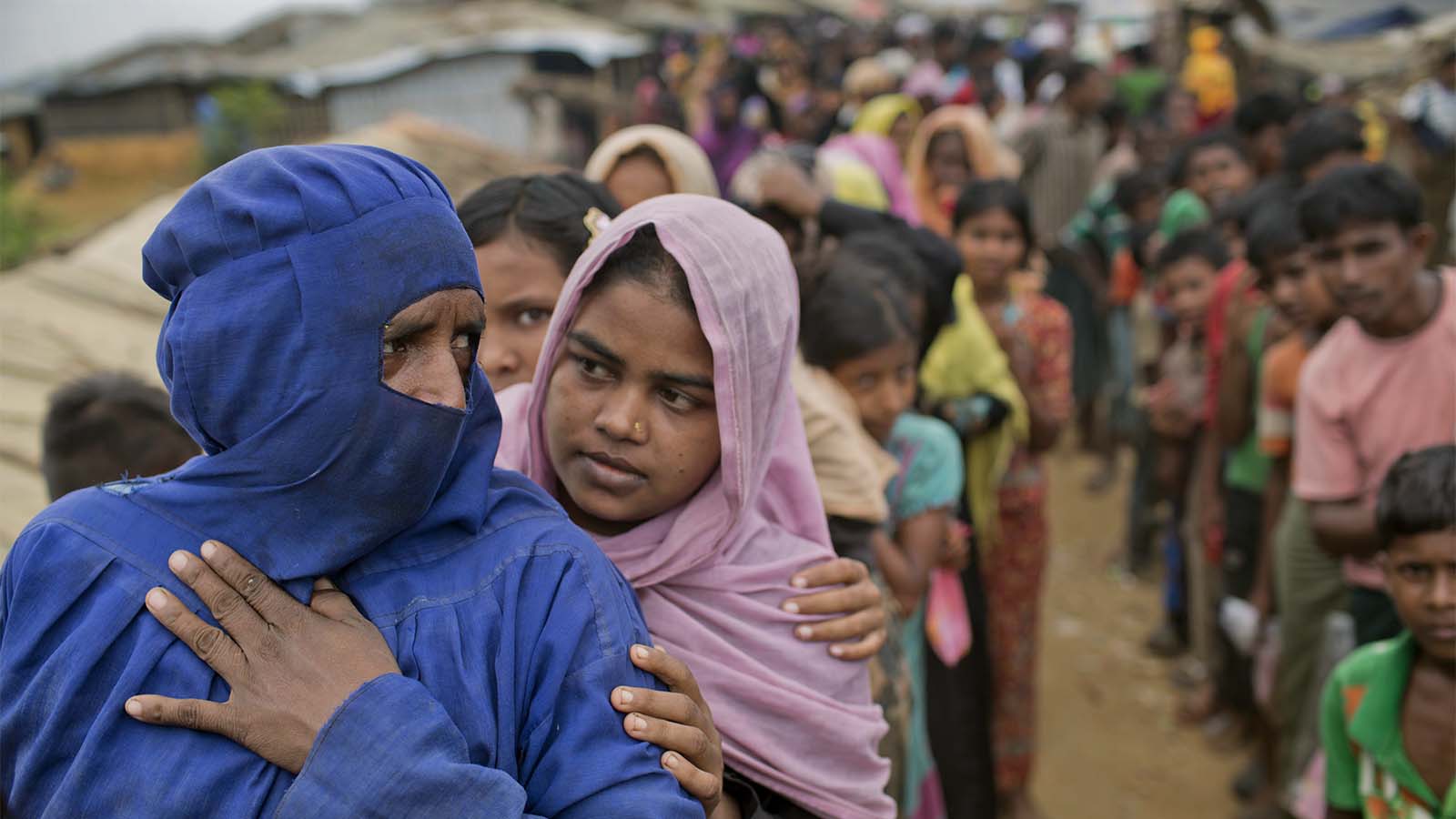 רוהינגיה שעברו את הגבול ממיאנמר לבנגלדש בכניסה למחנה הפליטים. 15 בנובמבר (צילום: AP Photo/A.M. Ahad)