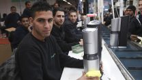עובדים במפעל סודהסטרים במישור אדומים (צילום: נתי שוחט / פלאש 90).