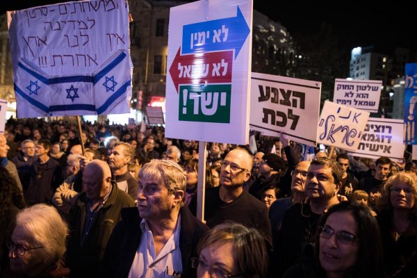 'מושחתים הביתה', הפגנה בכיכר ציון, ירושלים, 23 בדצמבר 2017 (הדס פרוש  פלאש90)