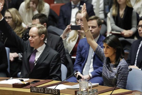 שגרירת ארה"ב באו"ם ניקי היילי (מימין) ושגריר ובריטניה מת'יו רייקרופט מצביעים בעד ההחלטה להטיל סנקציות חדשות על קוריאה הצפונית במועצת הביטחון של האו"ם 22 בדצמבר 2017 (צילום: AP Photo/Mark Lennihan)