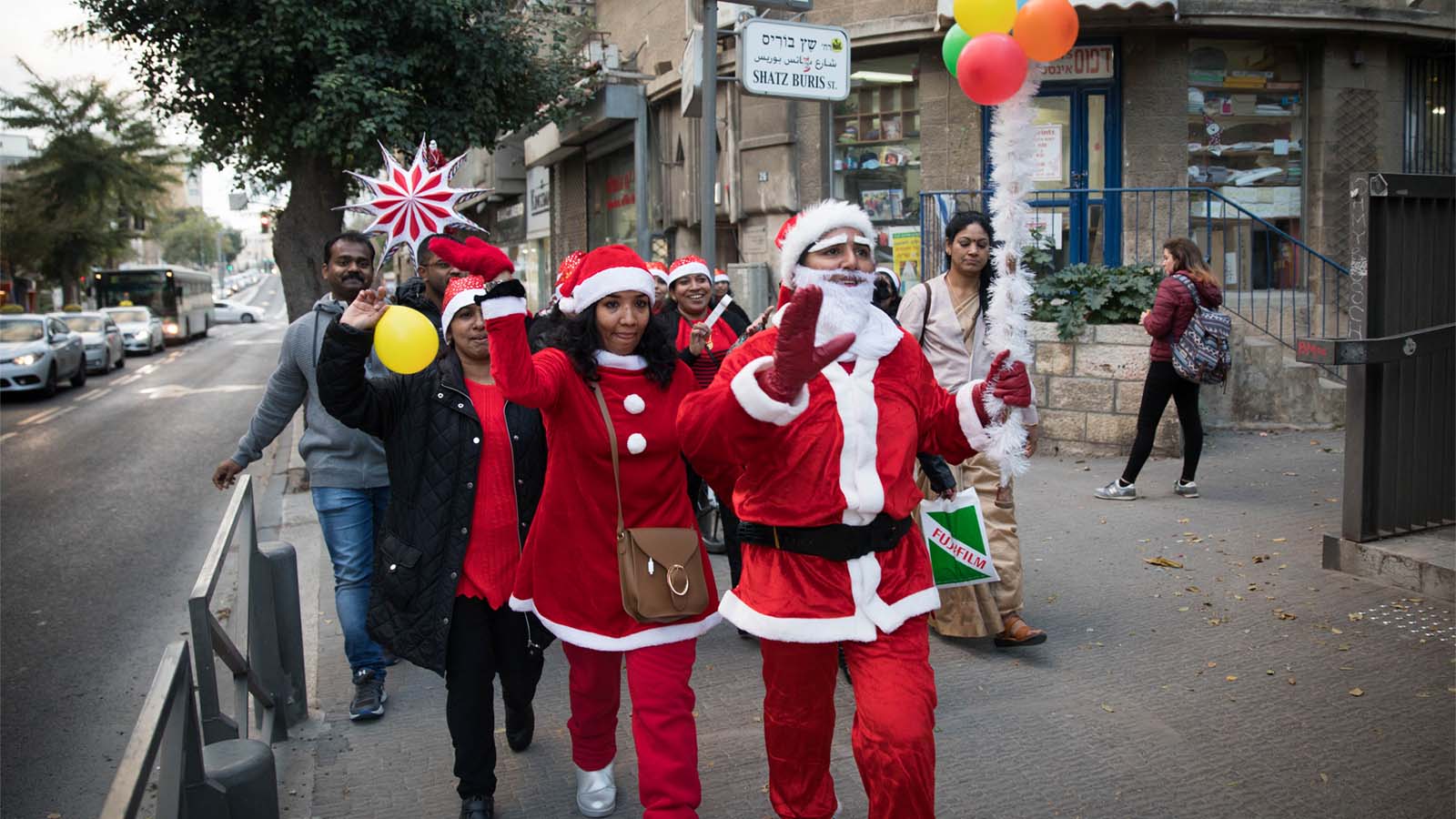 תיירים לבושים כסנטה קלאוס, צועדים ברחוב קינג' ג'ורג' בירושלים, 24 דצמבר 2017, ערב חג המולד (צילום: הדס פרוש, פלאש 90)