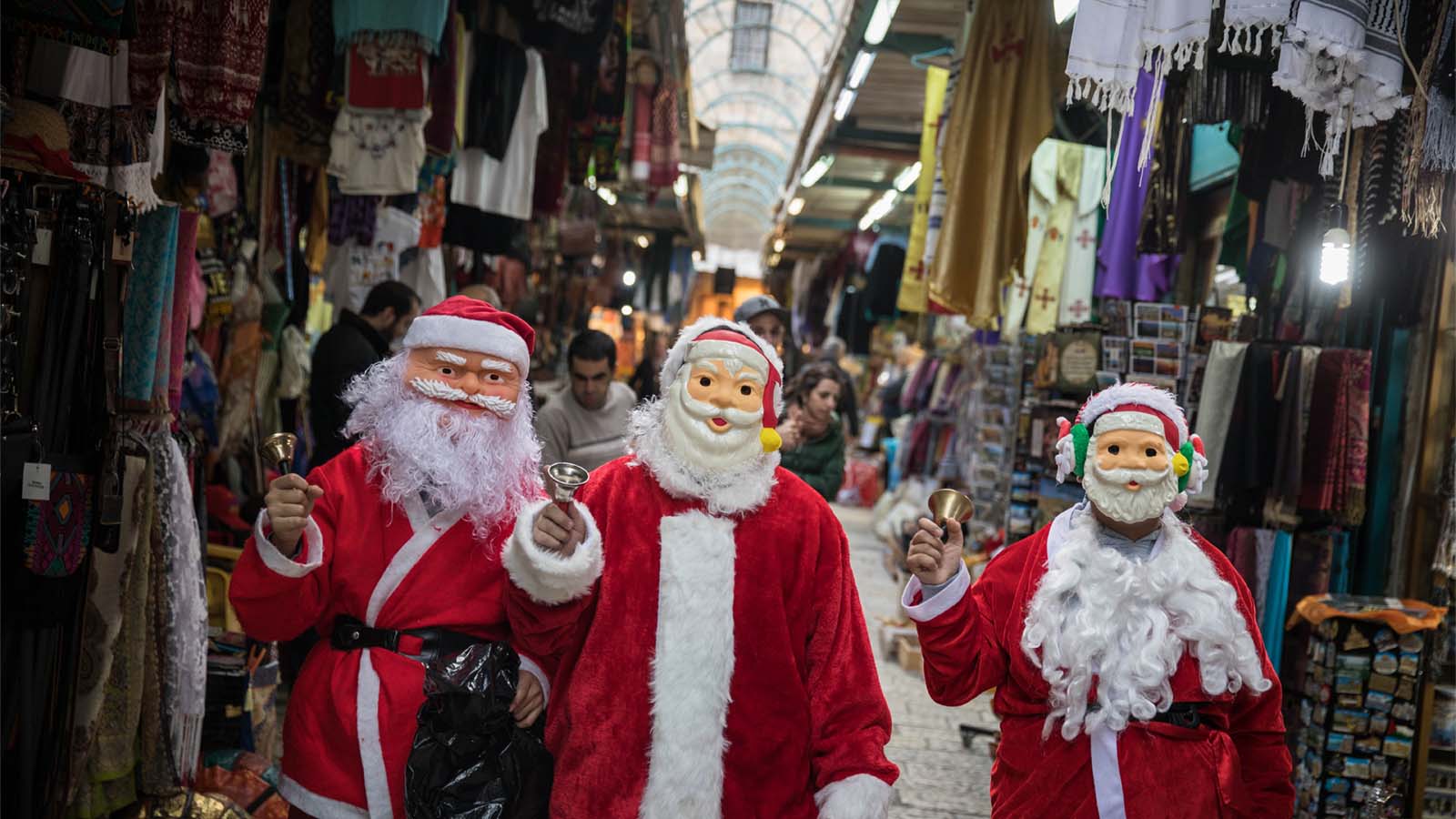 לבושים כסנטה קלאוס, בשוק העיר העתיקה בירושלים, ערב חג המולד 24 דצמבר 2017. (צילום: הדס פרוש, פלאש 90)