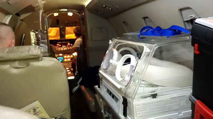 התינוק באינקובטור על המטוס מקפריסין (צילום: חברת גשר אווירי).