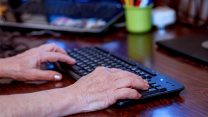 קשישים ברשת (Shutterstock)