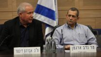 ראש השב"כ, נדב ארגמן (ימין), וח"כ אבי דיכטר (הליכוד) בישיבת בוועדת החוץ והביטחון, 24 בדצמבר 2017 (צילום: דוברות הכנסת - יצחק הררי)
