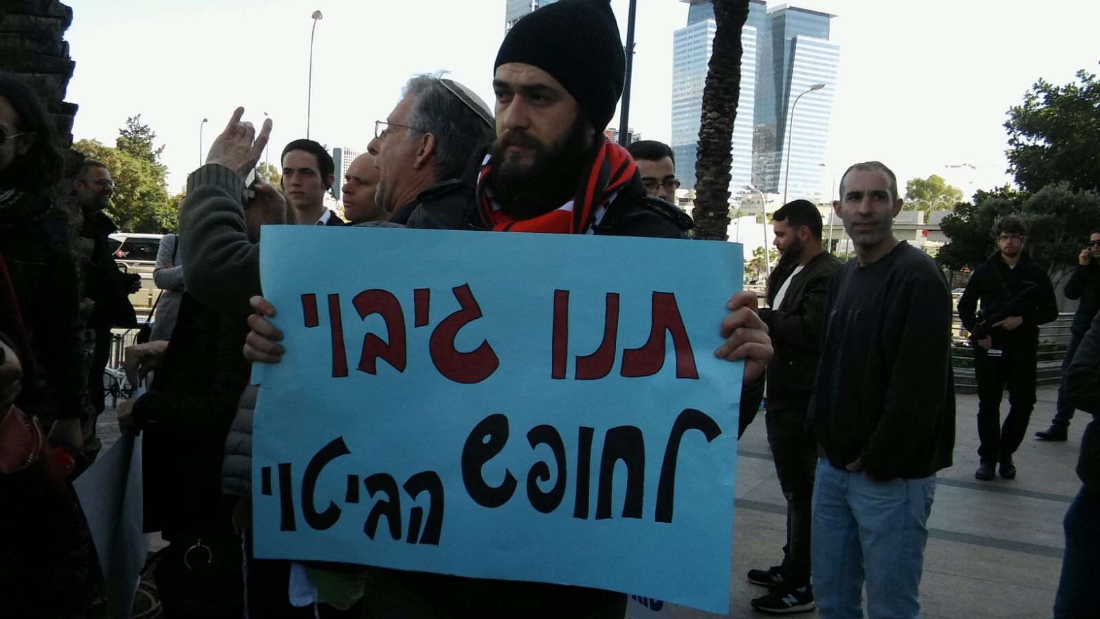 בוריס, עורך ווידאו במערכת הפטריוטים, בהפגנת עובדי ערוץ 20 מול קרית הממשלה (צילום: יהל פרג')
