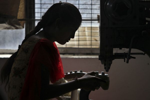 עבודת ילדים במפעלים לייצור נעליים בהודו. תמונת ארכיון. (AP Photo/Altaf Qadri)