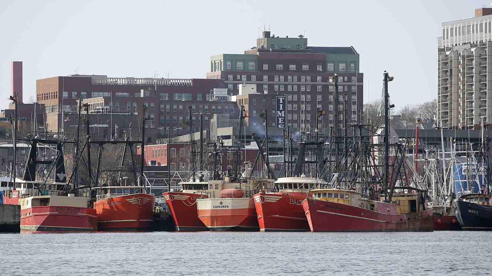 סירות דיג בנמל של ניו-בדפורד. הדייגים מביטים בדאגה אל האיום החדש הנשקף לפרנסתם מן הים (צילום: AP Photo/Steven Senne)
