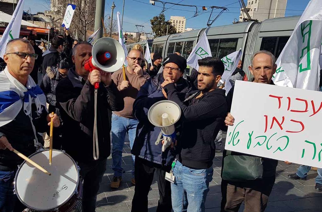 עובדי טבע ותומכים מפגינים בשוק מחנה יהודה בירושלים (באדיבות דוברות ההסתדרות)