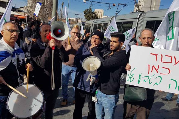 עובדי טבע ותומכים מפגינים בשוק מחנה יהודה בירושלים (באדיבות דוברות ההסתדרות)