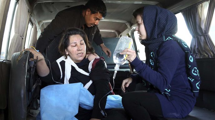 אישה מקבלת טיפול באמבולנס לאחר הפיגוע בקאבול, אפגניסטן. 28 בדצמבר (צילום: AP Photo/Rahmat Gul)