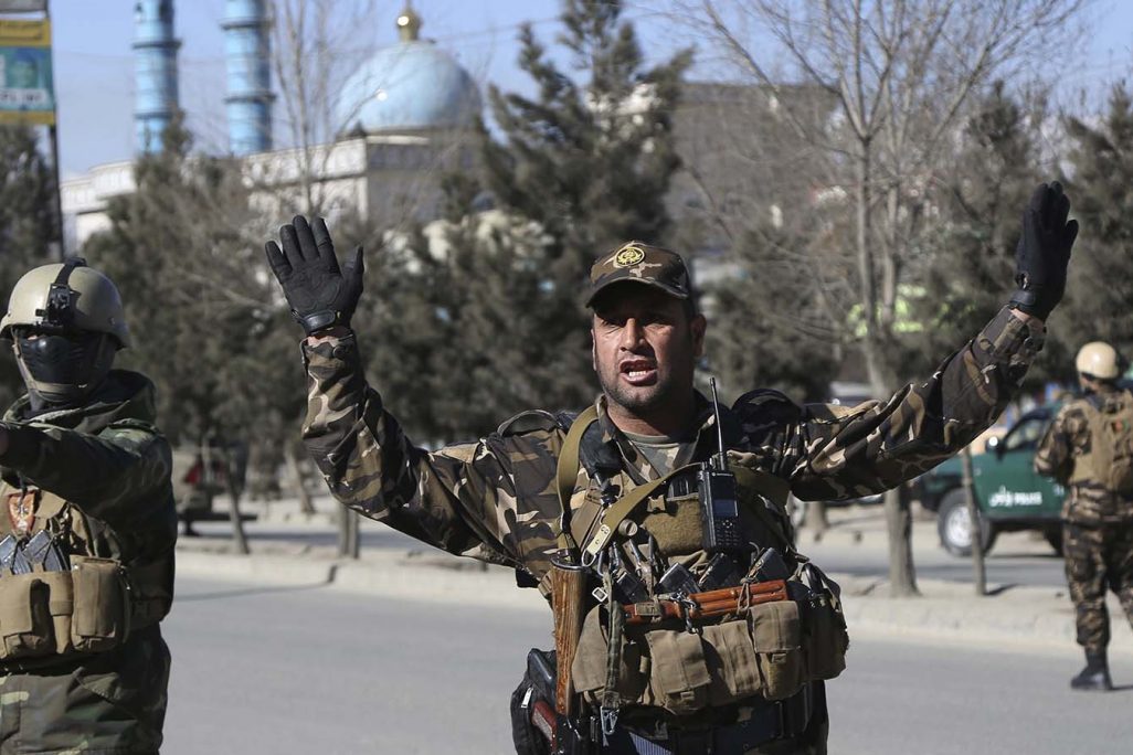 כחות הביטחון בזירת הפיגוע בקאבול, אפגניסטן. 28 בדצמבר (צילום: AP Photo/Rahmat Gul)