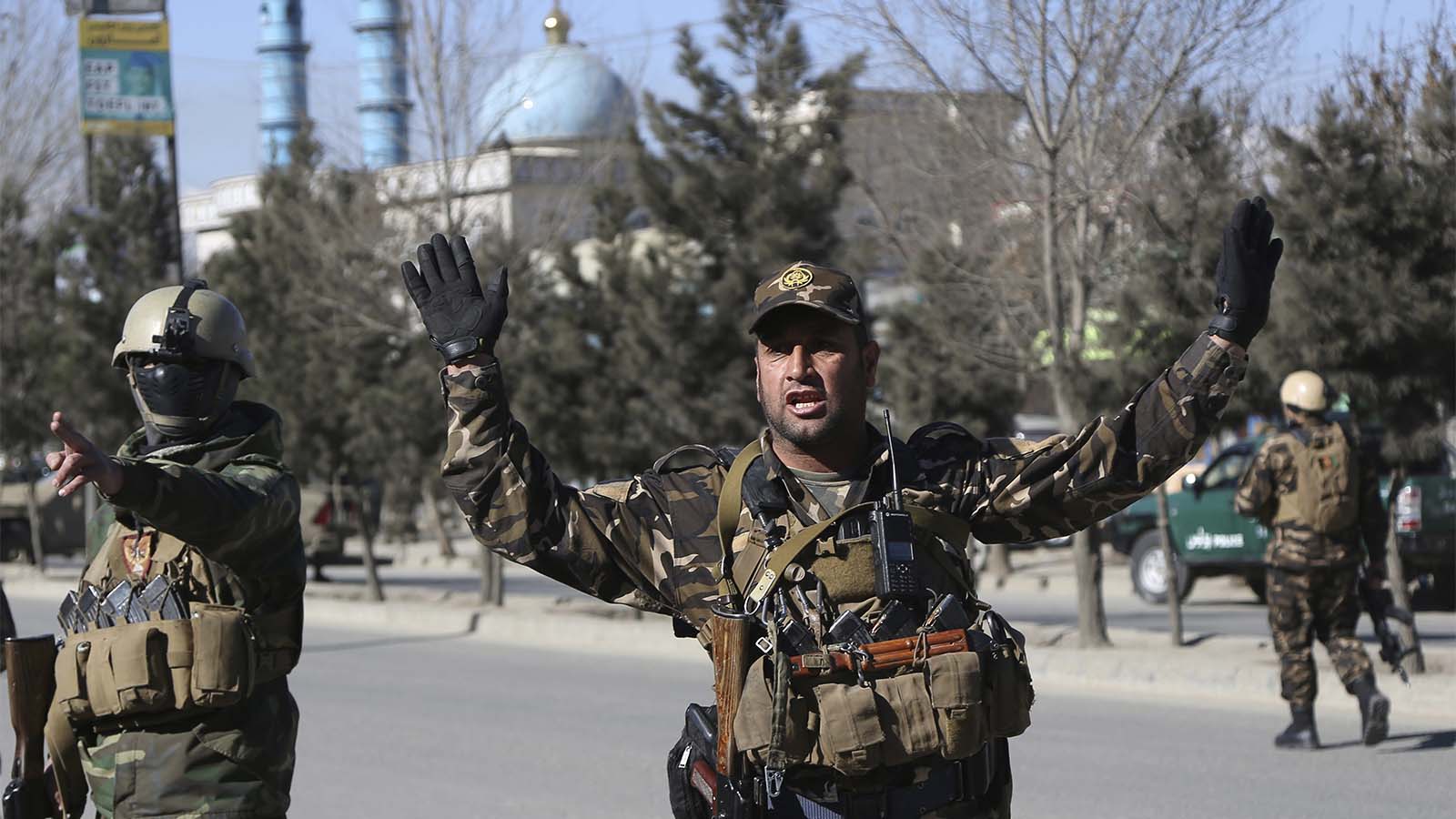 כחות הביטחון בזירת הפיגוע בקאבול, אפגניסטן. 28 בדצמבר (צילום: AP Photo/Rahmat Gul)