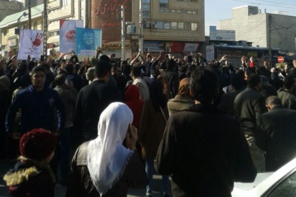 מפגינים בעיר קרמנשה, איראן. 29 בדצמבר 2017 (צילום מתוך ויקימדיה)