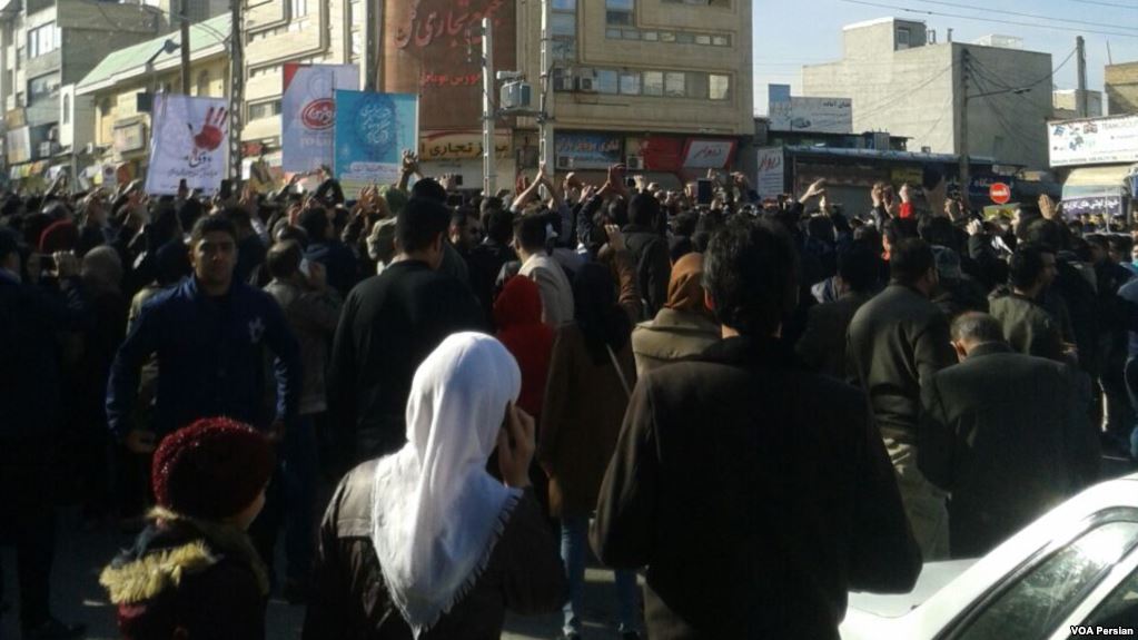 מפגינים בעיר קרמנשה, איראן. 29 בדצמבר 2017 (צילום מתוך ויקימדיה)
