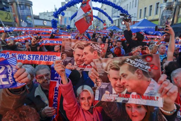 הפגנת תומכי מפלגת החירות האוסטרית לקראת הבחירות. 15 באוקטובר (צילום: AP Photo/Matthias Schrader)