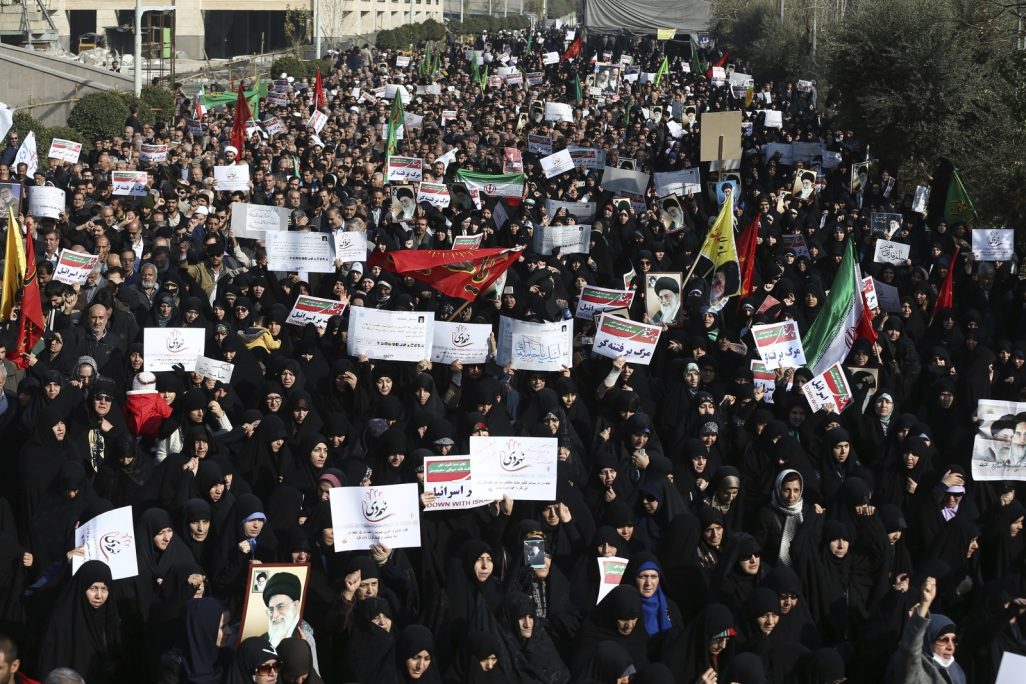 הפגנת תמיכה בשלטון האירני, כתגובה לגל המחאות שפרץ במדינה (צילום: AP Photo/Ebrahim Noroozi).