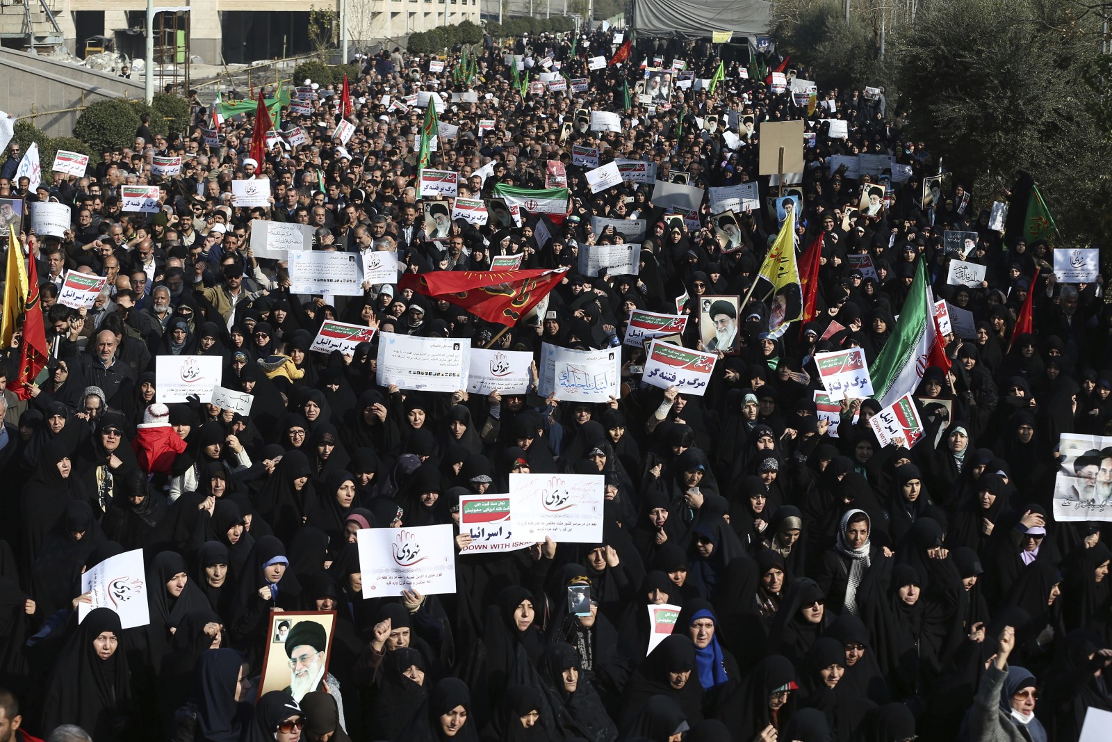 הפגנת תמיכה בשלטון האירני, כתגובה לגל המחאות שפרץ במדינה (צילום: AP Photo/Ebrahim Noroozi).