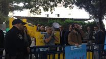 הפגנת עובדי טבע מול ביתה של גליה מאור, 24 בדצמבר 2017. (צילום: באדיבות דוברות ההסתדרות)