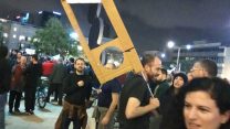 מפגין נושא גיליוטינה בהפגנה נגד השחיתות בת"א, 23 בדצמבר 2017 (צילום: ישי פרידמן/מקור ראשון)