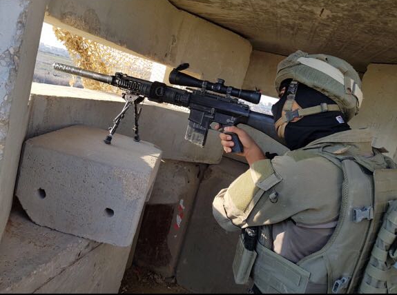 כוחות מיוחדים של משמר הגבול ומשטרת ישראל מבצעים ירי צלפים לעבר מסיתים מרכזיים בהפגנות שהתקיימו ברצועת עזה, 9 בדמצבר 2017. (צילום: דוברות המשטרה)