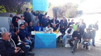עובדי מפעל "נגב קרמיקה" בקבלת שבת מול ביתו של שלמה דברת, מבעלי קרן ויולה שרכשה את המפעל, 1 בדצמבר 2017 (באדיבות דוברות ההסתדרות)