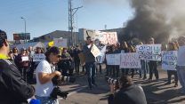 עובדי טבע באשדוד חוסמים את כביש הכניסה הראשי לעיר, 17 בדצמבר 2017. (צילום: באדיבות דוברות ההסתדרות)