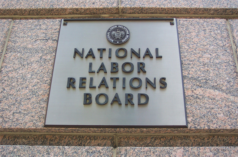 שלט של המועצה הלאומית ליחסי עבודה בארה"ב (צילום: Geraldshields11 / ויקיפדיה).