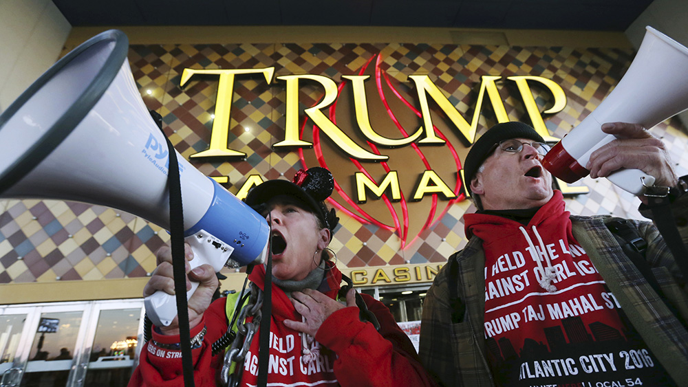 הפגנת עובדים מול בית מלון בבעלותו של טראמפ בניו-ג׳רזי (AP Photo/Mel Evans).
