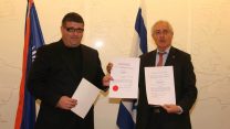 רני רהב מקבל את מנוי לקונסול כבוד של איי מרשל בישראל (צילום: סיוון פרג')