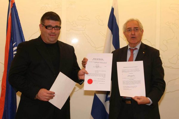 רני רהב מקבל את מנוי לקונסול כבוד של איי מרשל בישראל (צילום: סיוון פרג')
