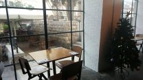 הזכוכית המנופצת לא תוקנה כאות מחאה (צילום: ענת יורובסקי)