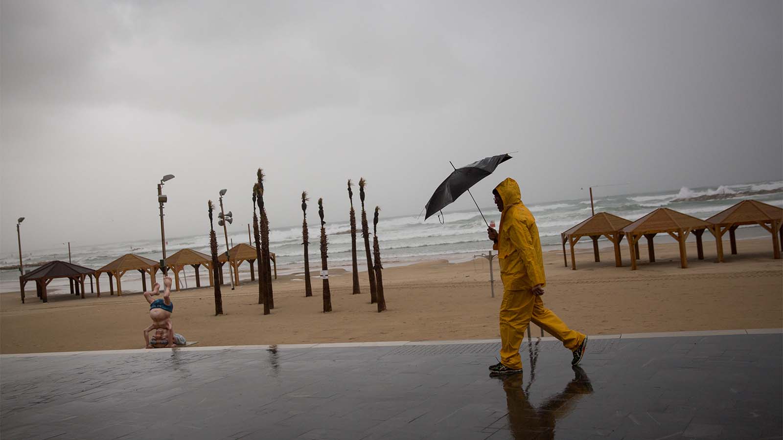חוף הים בתל אביב בסופה אתמול (צילום: מרים אלטשר/ פלאש 90)