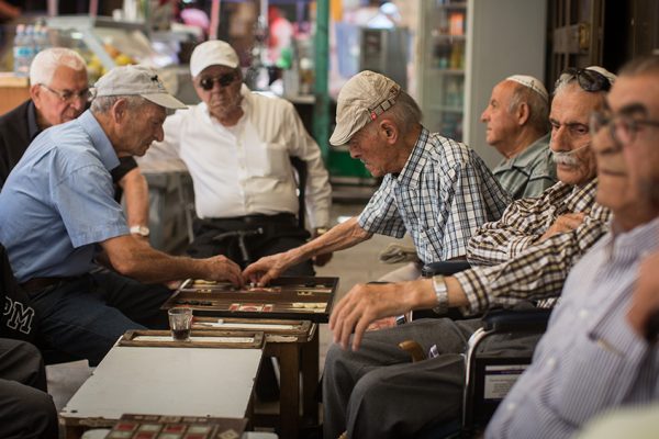 זקנים בשוק מחנה יהודה בירושלים. ארכיון (צילום: הדס פרוש / פלאש 90).