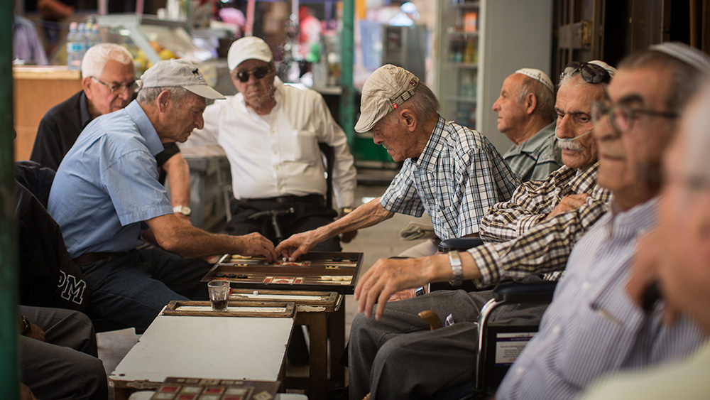 זקנים בשוק מחנה יהודה בירושלים. ארכיון (צילום: הדס פרוש / פלאש 90).