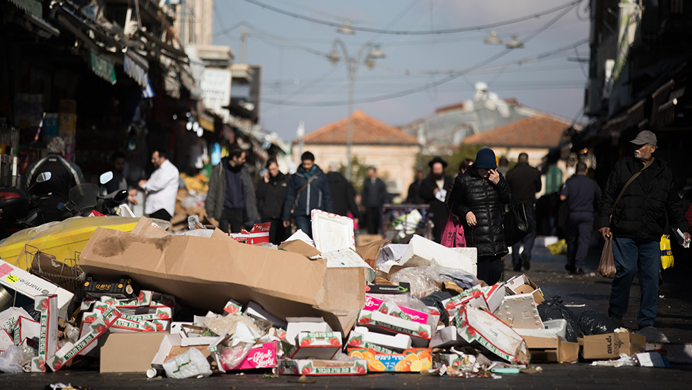 פסולת בשוק מחנה יהודה בעקבות שביתת עובדי עיריית ירושלים (צילום: יונתן זינדל / פלאש 90).