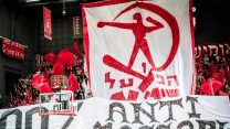 אוהדי הפועל תל אביב בכדורסל במשחק חצי גמר גביע המדינה מול מכבי תל אביב (צילום באדיבות דף הפייסבוק של איגוד הכדורסל)