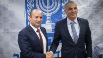 שר האוצר כחלון ושר החינוך בנט, בתוך הנגמ"ש (צילום: הדס פרוש/ פלאש 90)